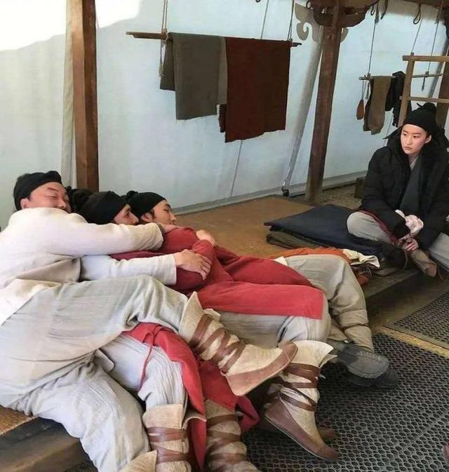 花木兰|刘亦菲与新兵原地起飞，开心到闭眼，《花木兰》剧组欢乐多