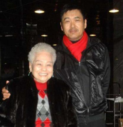 周润发|周润发：父亲嗜赌早逝，身价56亿不生孩子，成为母亲的遗憾