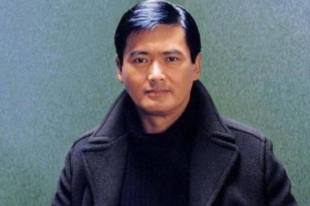 周润发|周润发：父亲嗜赌早逝，身价56亿不生孩子，成为母亲的遗憾