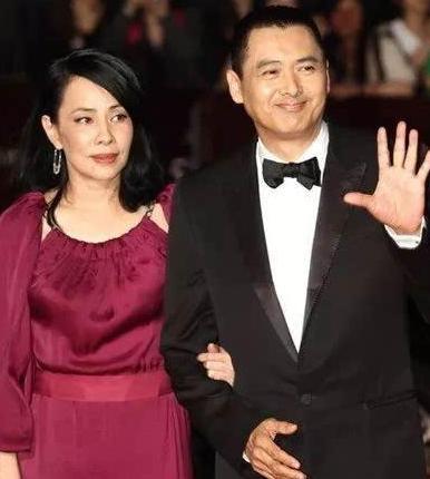 周润发|周润发：父亲嗜赌早逝，身价56亿不生孩子，成为母亲的遗憾