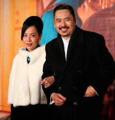 周润发|周润发：父亲嗜赌早逝，身价56亿不生孩子，成为母亲的遗憾