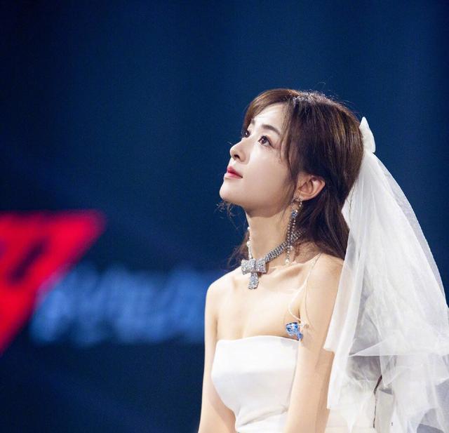 乘风破浪的姐姐|《乘风破浪的姐姐》张含韵：从天选之女到伪皇族，未成团不只差运气