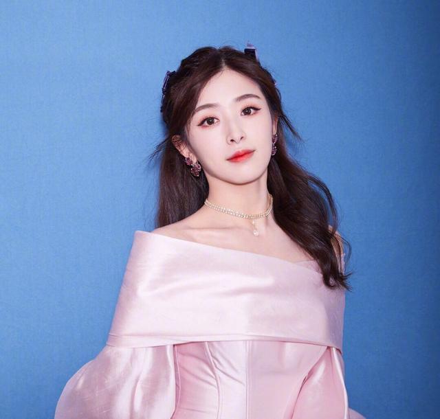 乘风破浪的姐姐|《乘风破浪的姐姐》张含韵：从天选之女到伪皇族，未成团不只差运气