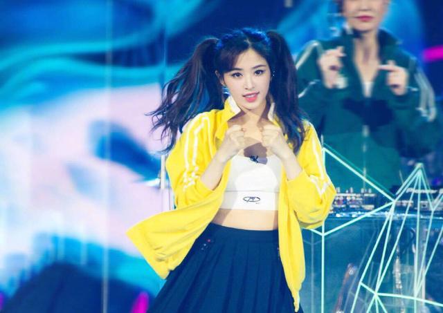 乘风破浪的姐姐|《乘风破浪的姐姐》张含韵：从天选之女到伪皇族，未成团不只差运气