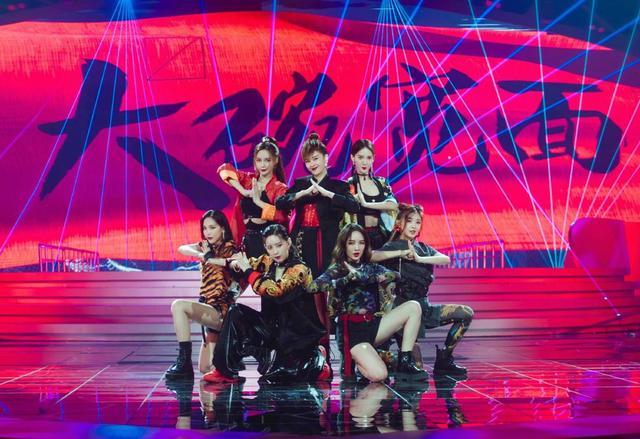 乘风破浪的姐姐|《乘风破浪的姐姐》张含韵：从天选之女到伪皇族，未成团不只差运气