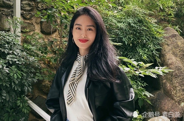 杨采钰晒出久违的自拍,网友惊呆了,都怪这红唇太美丽!