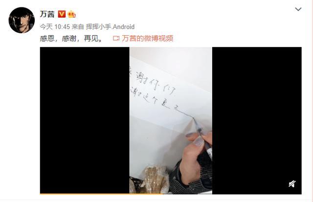 c位出道|宁静C位出道后现身机场，金色短发打扮干练，神情严肃情绪低落