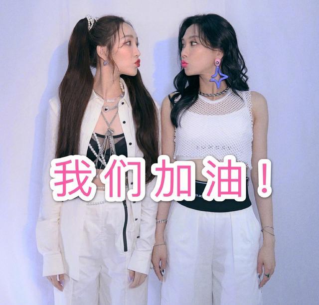 c位出道|宁静C位出道后现身机场，金色短发打扮干练，神情严肃情绪低落