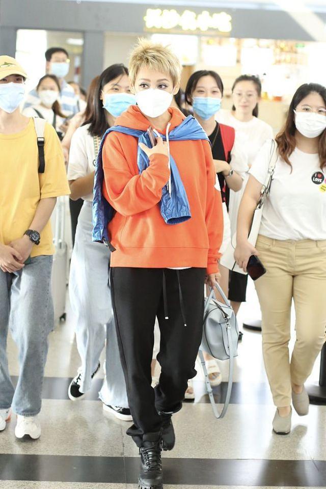 c位出道|宁静C位出道后现身机场，金色短发打扮干练，神情严肃情绪低落