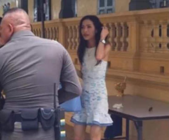 诗妮娜|68岁泰王又染黑发！“爷爷辈”打扮成少年郎，只为跟诗妮娜般配