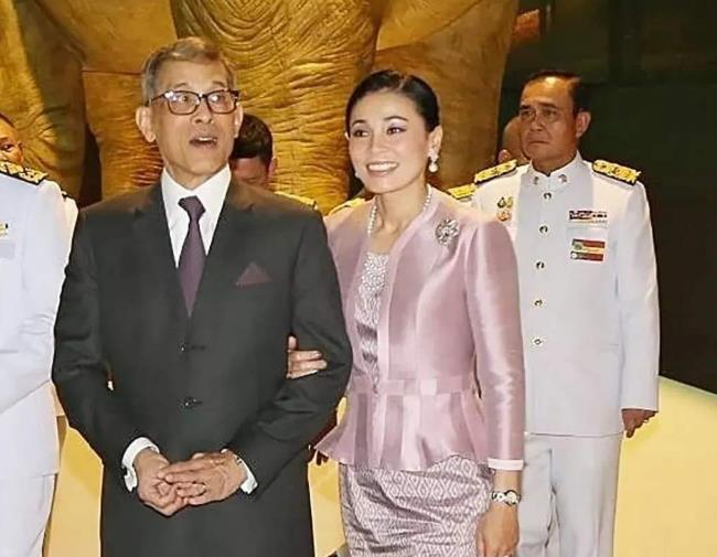 诗妮娜|68岁泰王又染黑发！“爷爷辈”打扮成少年郎，只为跟诗妮娜般配