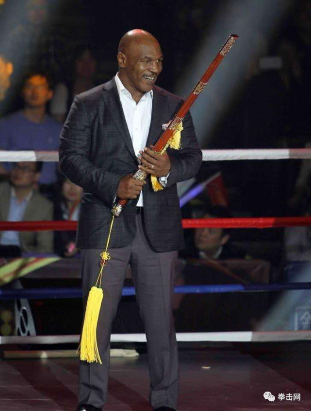 泰森和小罗伊琼斯(泰森和小罗伊琼斯之前打过吗)