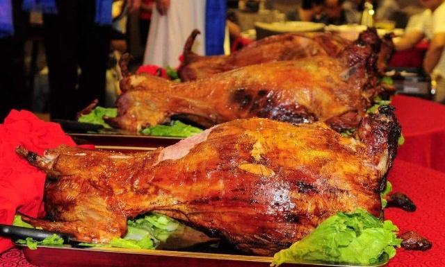 新疆美食盛宴第6集 烤全羊:传统宴席名馔,美味中的极品