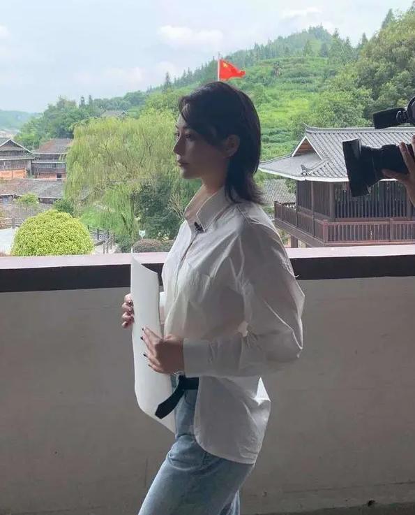 张馨予|张馨予跨界主持首秀，台风大气丝毫不怯场，白色西装尽显军嫂风范