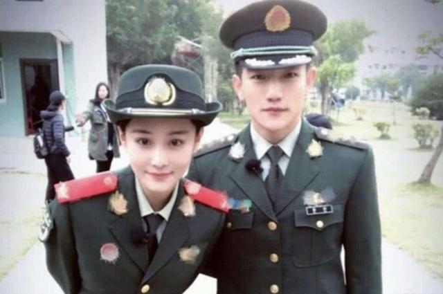 张馨予|张馨予做公益首次挑战当主持人，与尹颂同台，一身白色正装气质佳