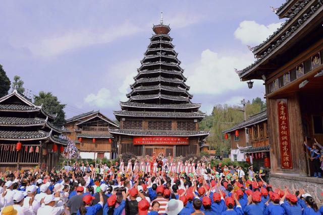 张馨予|张馨予做公益首次挑战当主持人，与尹颂同台，一身白色正装气质佳