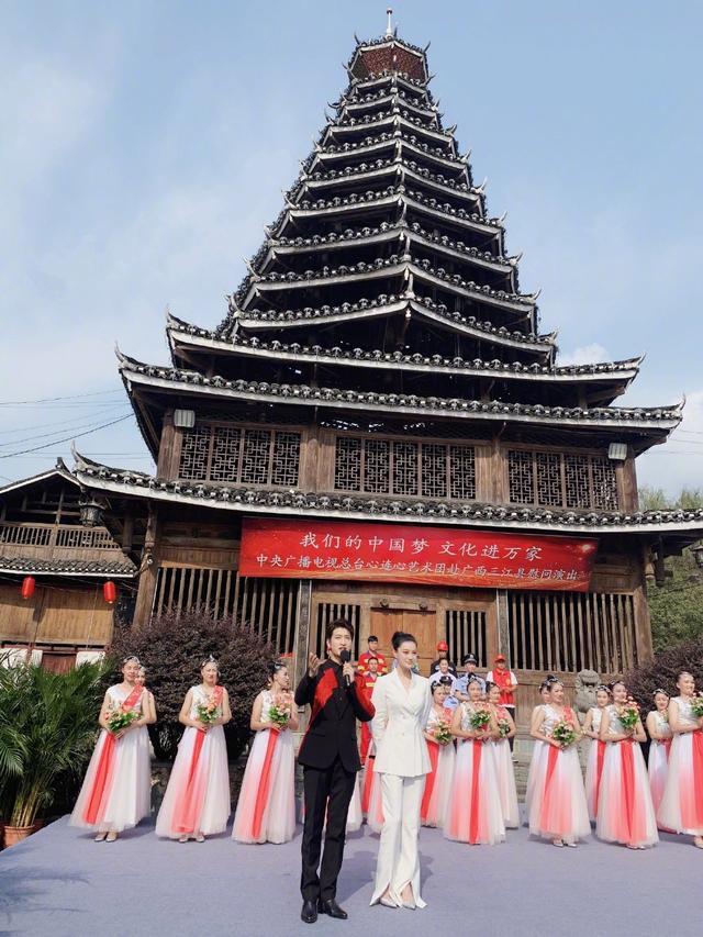 张馨予|张馨予做公益首次挑战当主持人，与尹颂同台，一身白色正装气质佳