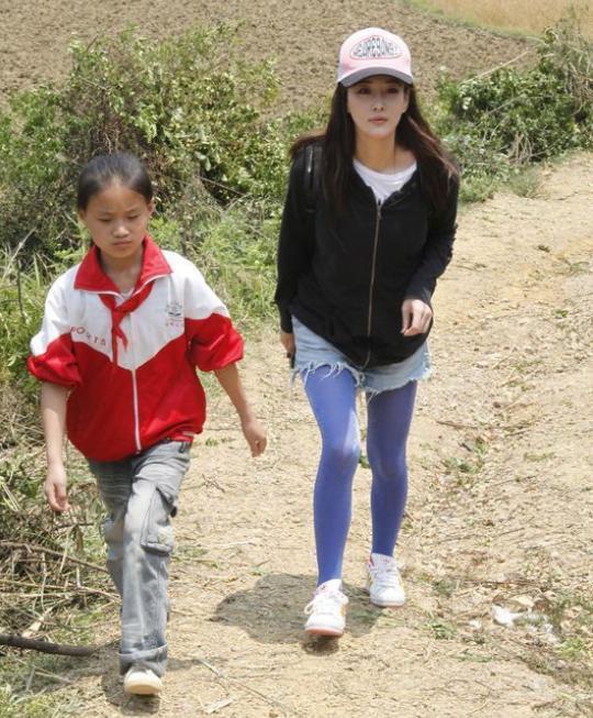 张馨予|张馨予做公益首次挑战当主持人，与尹颂同台，一身白色正装气质佳