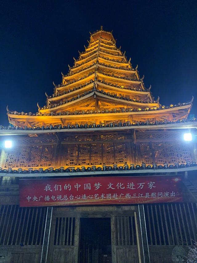 张馨予|张馨予做公益首次挑战当主持人，与尹颂同台，一身白色正装气质佳