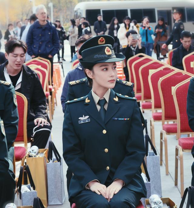 张馨予|张馨予做公益首次挑战当主持人，与尹颂同台，一身白色正装气质佳