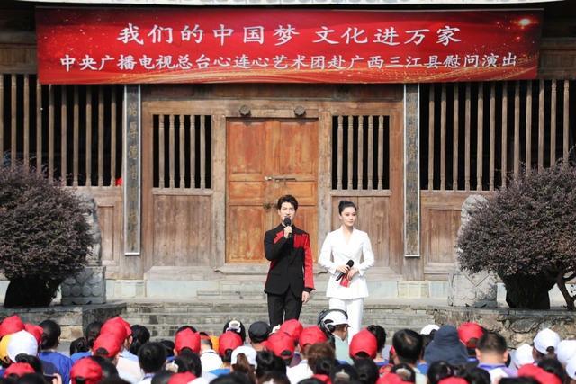 张馨予|张馨予做公益首次挑战当主持人，与尹颂同台，一身白色正装气质佳