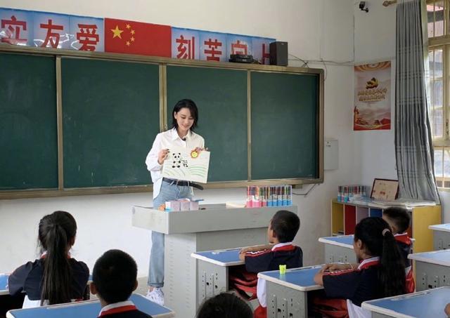 张馨予|张馨予做公益首次挑战当主持人，与尹颂同台，一身白色正装气质佳