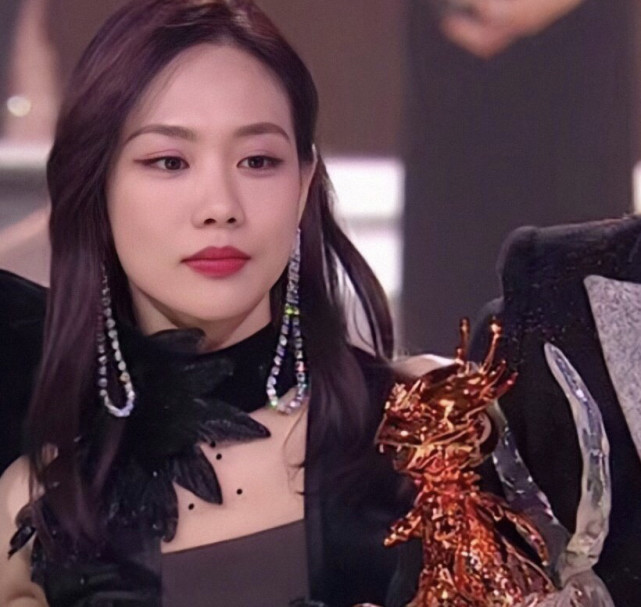 乘风破浪的姐姐中王霏霏被淘汰感到遗憾但却在情理之中