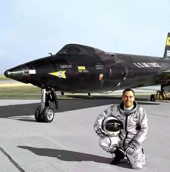 把驾驶舱放在火箭发动机上的飞机x15