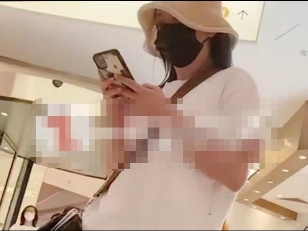 赵薇|44岁赵薇写真照挺诡异！腰细到不可思议，衬得头和脚硕大无比