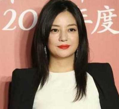 赵薇|44岁赵薇写真照挺诡异！腰细到不可思议，衬得头和脚硕大无比