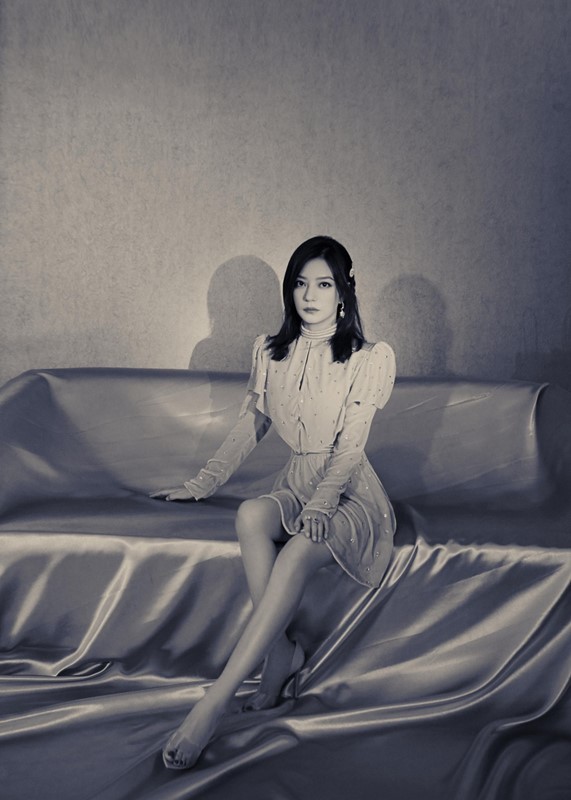 赵薇|44岁赵薇写真照挺诡异！腰细到不可思议，衬得头和脚硕大无比