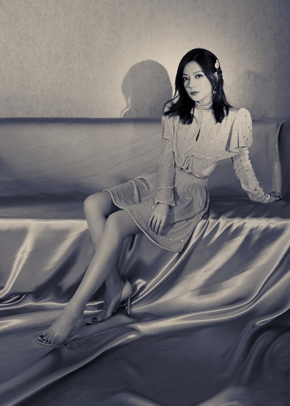 44岁赵薇写真照挺诡异腰细到不可思议衬得头和脚硕大无比