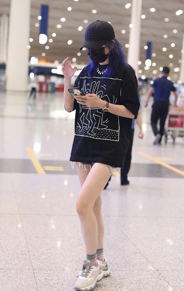 赵薇|44岁赵薇写真照挺诡异！腰细到不可思议，衬得头和脚硕大无比