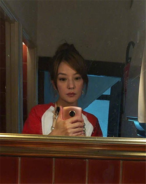 赵薇|44岁赵薇写真照挺诡异！腰细到不可思议，衬得头和脚硕大无比