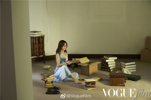 赵薇|44岁赵薇写真照挺诡异！腰细到不可思议，衬得头和脚硕大无比