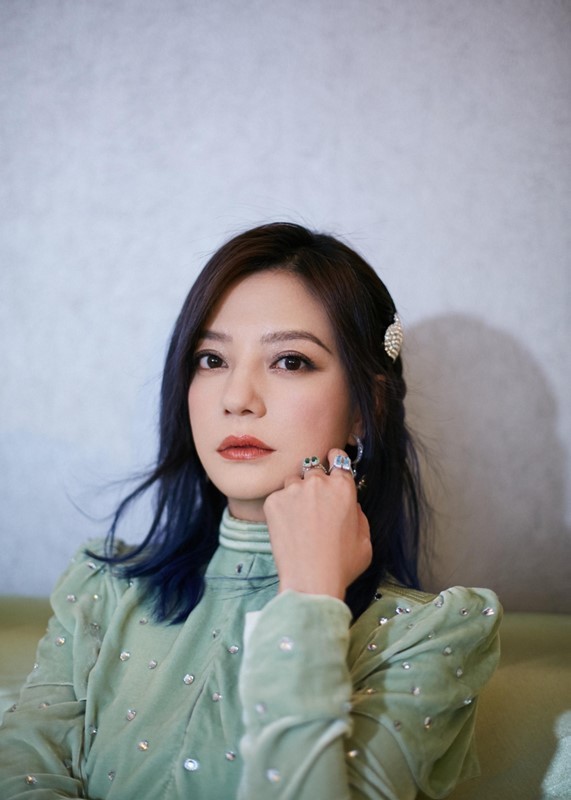 赵薇|44岁赵薇写真照挺诡异！腰细到不可思议，衬得头和脚硕大无比