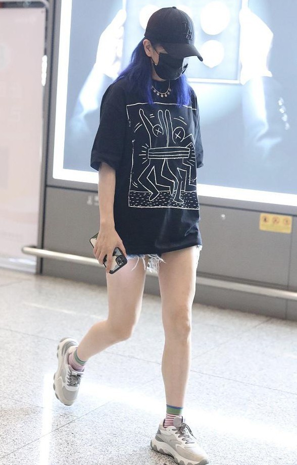 赵薇|44岁赵薇写真照挺诡异！腰细到不可思议，衬得头和脚硕大无比