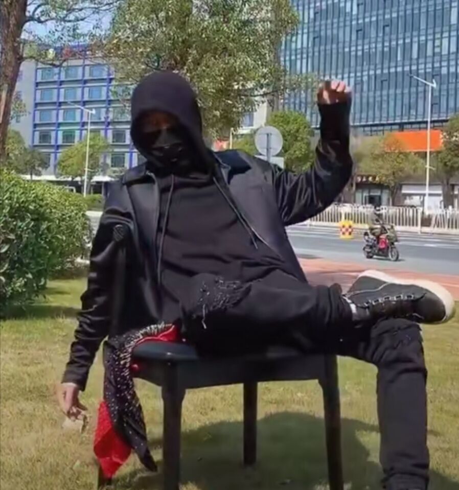 而黑脸v从开始到现在的每一部作品,都是原创,这里