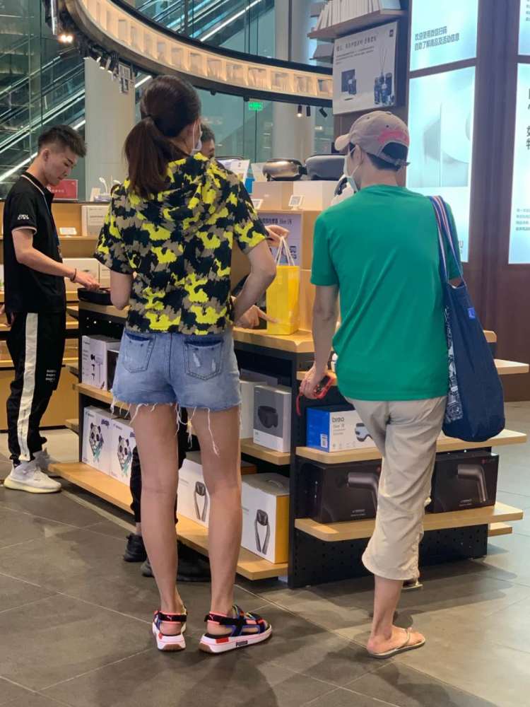 蔡少芬|蔡少芬带儿女回重庆婆家被赞接地气，打扮太朴素几乎无人认得