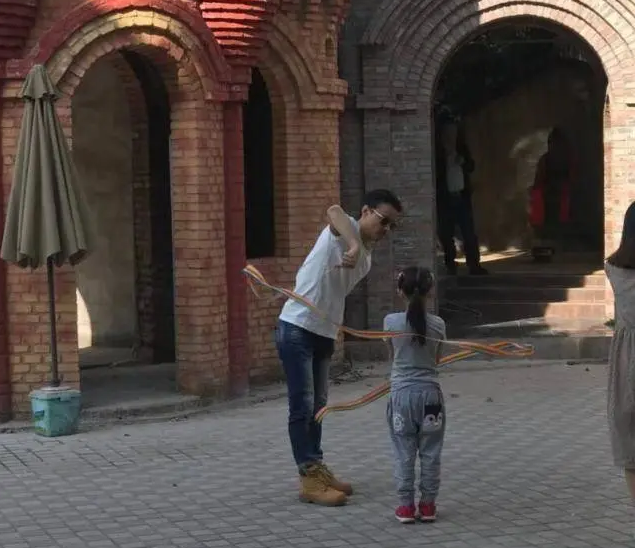 蔡少芬|蔡少芬带儿女回重庆婆家被赞接地气，打扮太朴素几乎无人认得