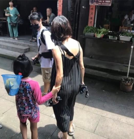 蔡少芬|蔡少芬带儿女回重庆婆家被赞接地气，打扮太朴素几乎无人认得