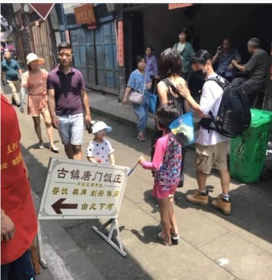 蔡少芬|蔡少芬带儿女回重庆婆家被赞接地气，打扮太朴素几乎无人认得