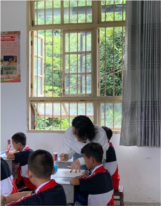 张馨予|张馨予央视跨界主持首秀与尹颂同台，穿白色西装精致靓丽，生图能打状态好