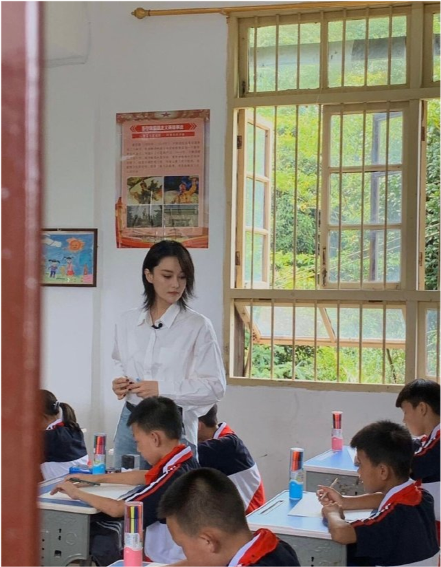 张馨予|张馨予央视跨界主持首秀与尹颂同台，穿白色西装精致靓丽，生图能打状态好
