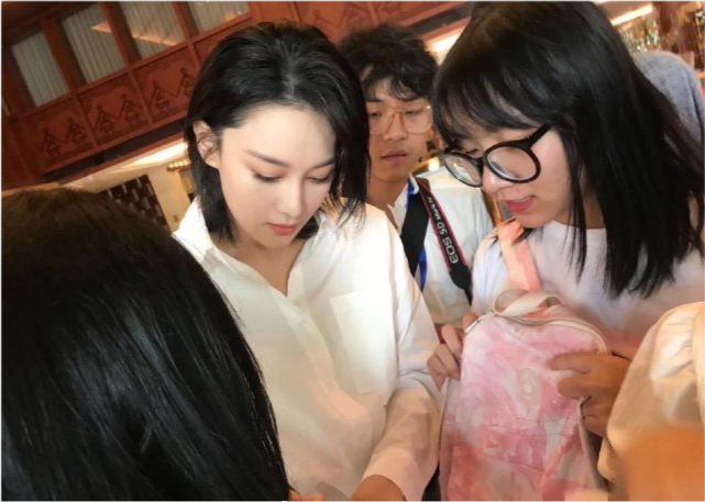 张馨予|张馨予央视跨界主持首秀与尹颂同台，穿白色西装精致靓丽，生图能打状态好