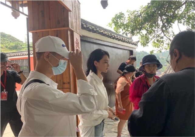 张馨予|张馨予央视跨界主持首秀与尹颂同台，穿白色西装精致靓丽，生图能打状态好
