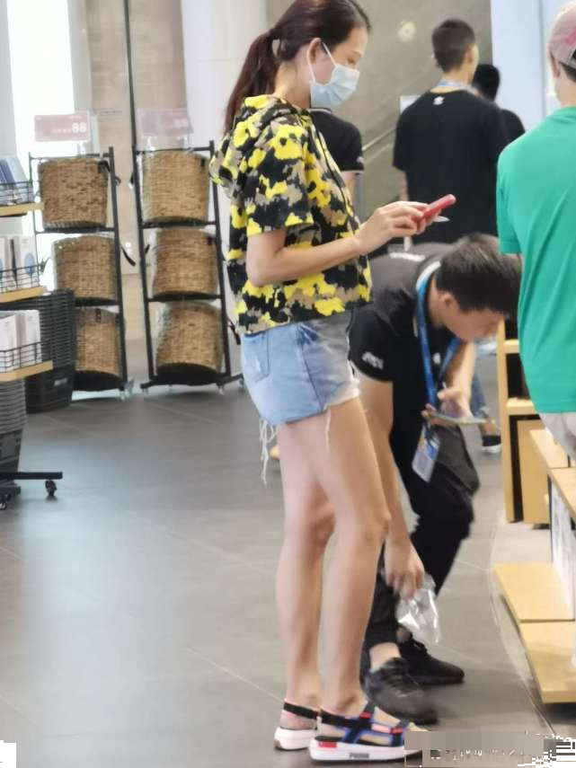 蔡少芬|蔡少芬带儿女回重庆婆家被赞接地气，打扮太朴素几乎无人认得