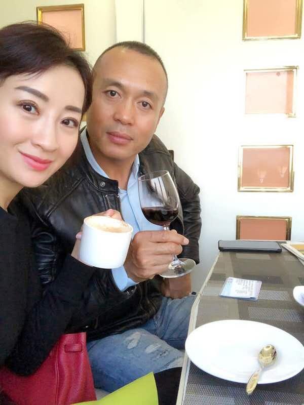 香港小姐|港姐季军隐退做才女，感情经历坎坷，给老公第一印象：妆太浓