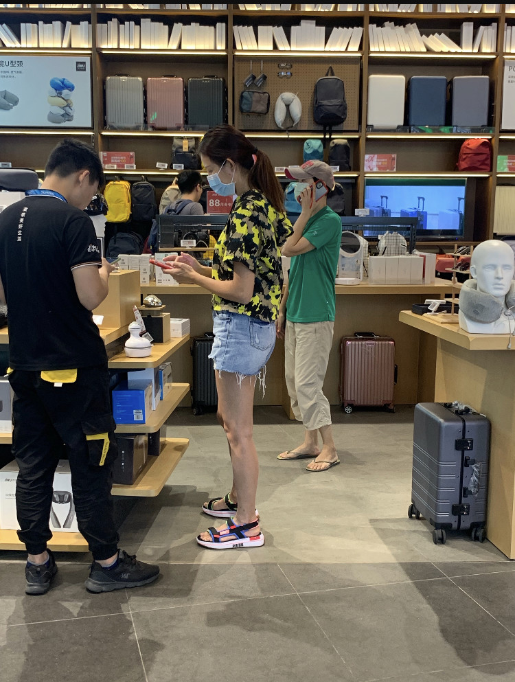 蔡少芬|蔡少芬带儿女回重庆婆家被赞接地气，打扮太朴素几乎无人认得