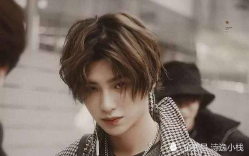 快本站稳了朋友|《快本站稳了朋友》，黄明昊大概是胜出的最令人信服的“在笑生”